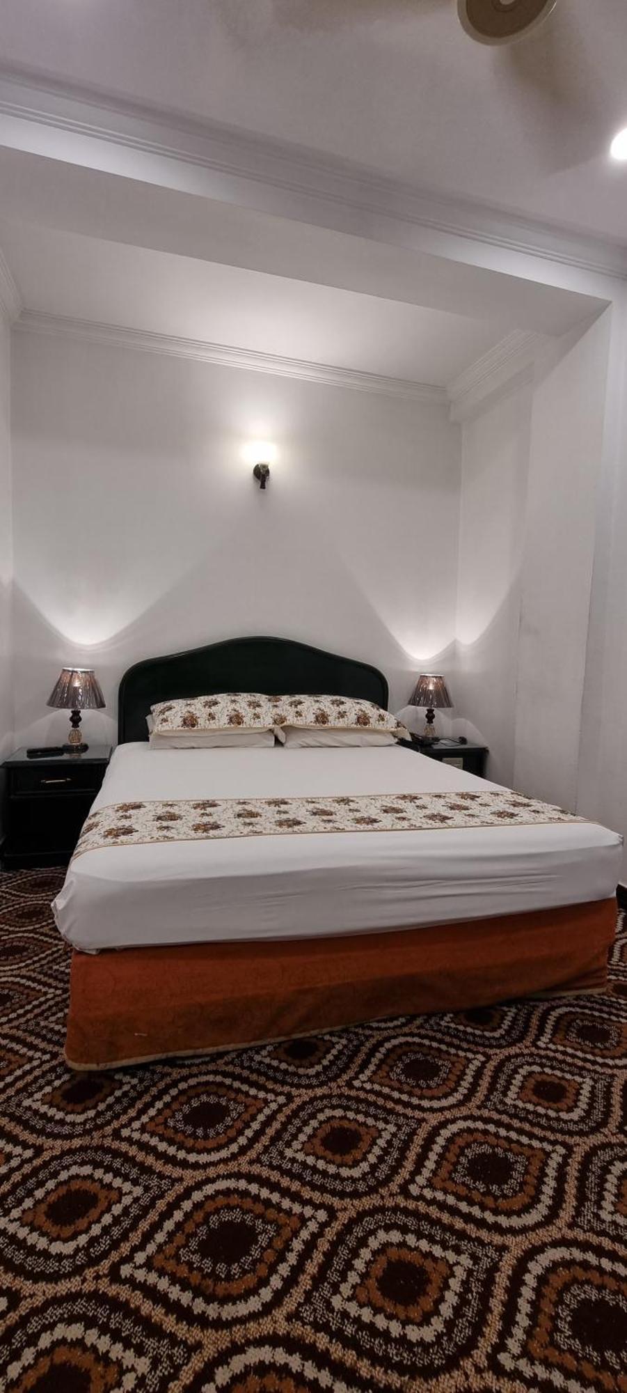 Grace Crown Hotel Исламабад Екстериор снимка
