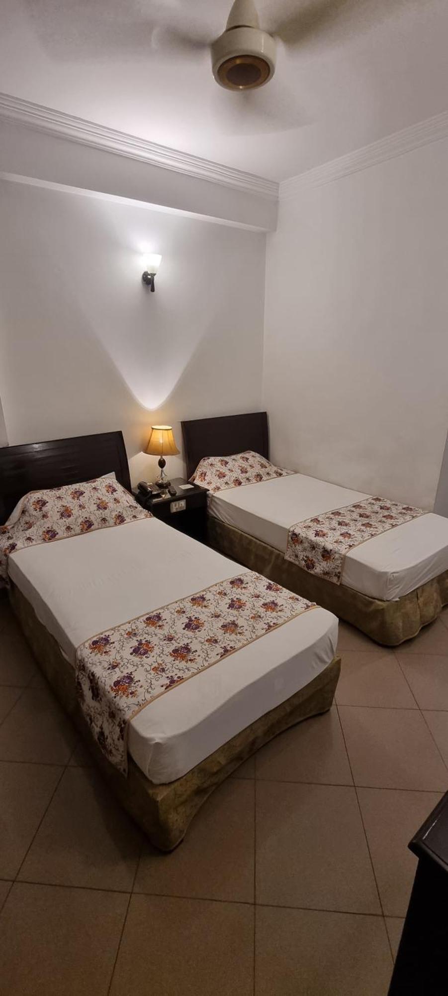 Grace Crown Hotel Исламабад Екстериор снимка